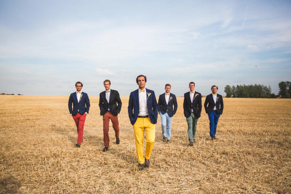 Une idée de photo de pose des témoins de mariage dans les champs