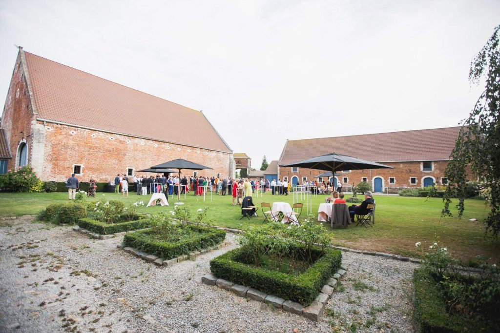 Une réception de mariage dans une cour intérieure d'une ferme