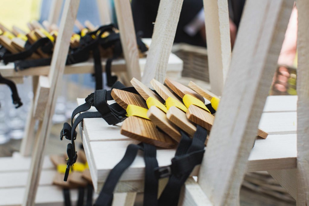 Des noeuds papillons en bois pour la suite d'un mariage