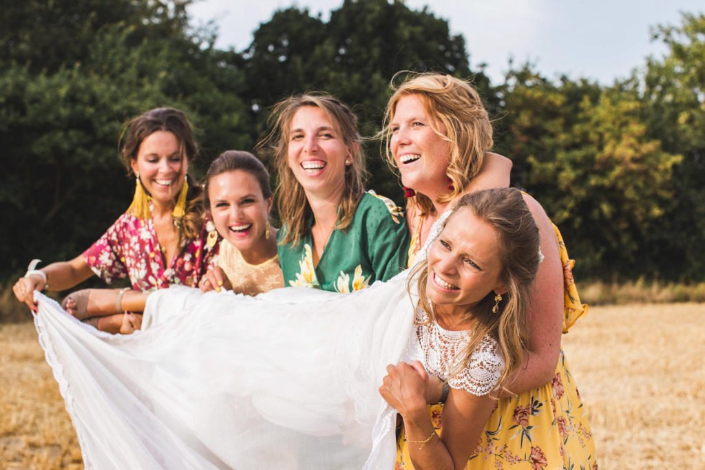 Une idées de pose des témoins de la mariée