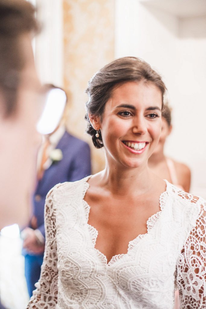 Portrait d'une mariée souriante avec un flou d'arrière plan