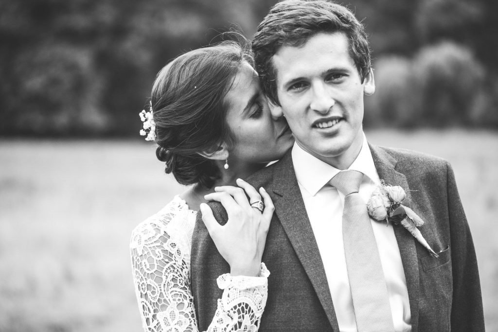 Photo en noir et blanc d'une séance photo de couple lors d'un mariage civile