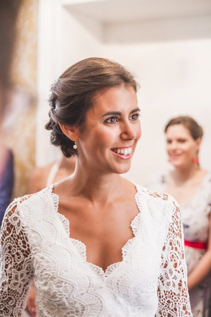 Portrait d'une mariée souriante avec un flou d'arrière plan