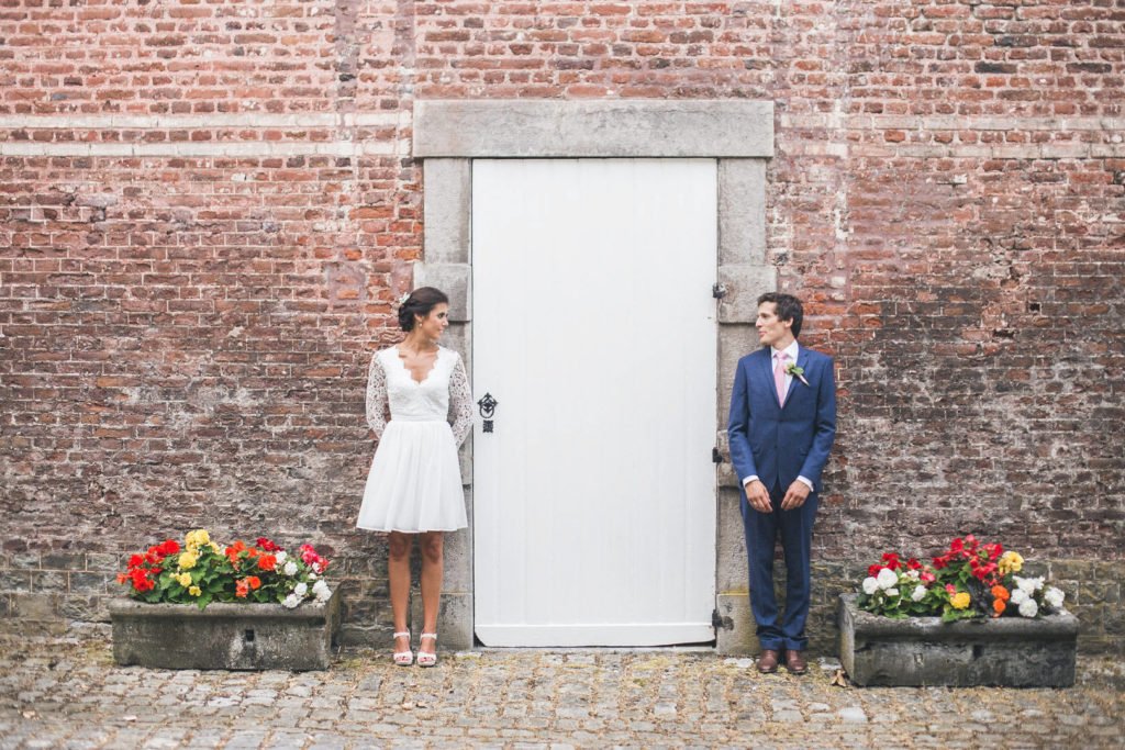 Idée de pose de couple de marié devant une porte, à leur mariage civile