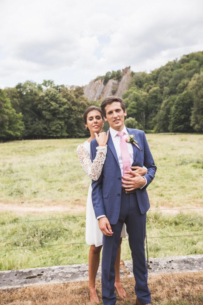 Deux mariés qui posent lors d'une séance photo de couple, par le photographe de mariage Maxime du Bus