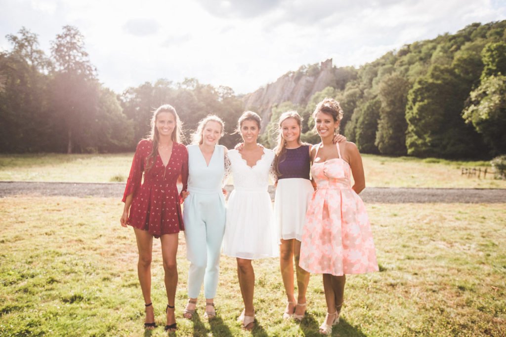 Les témoins de la mariées qui posent en contre jour