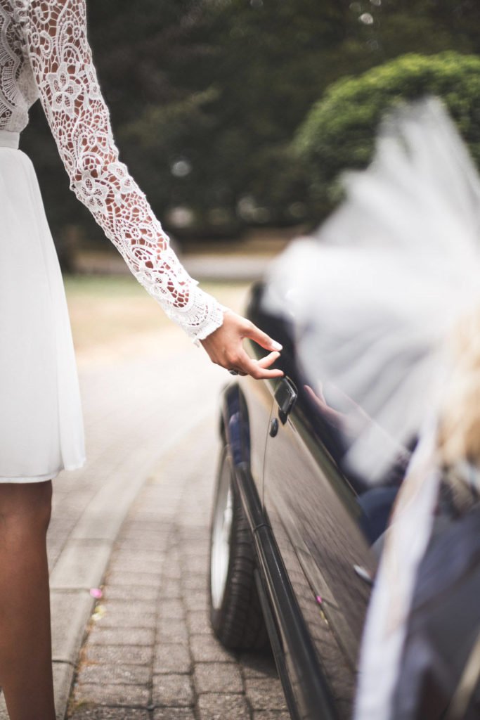 Gros plan sur la main d'une mariée par le photographe de mariage Maxime du Bus