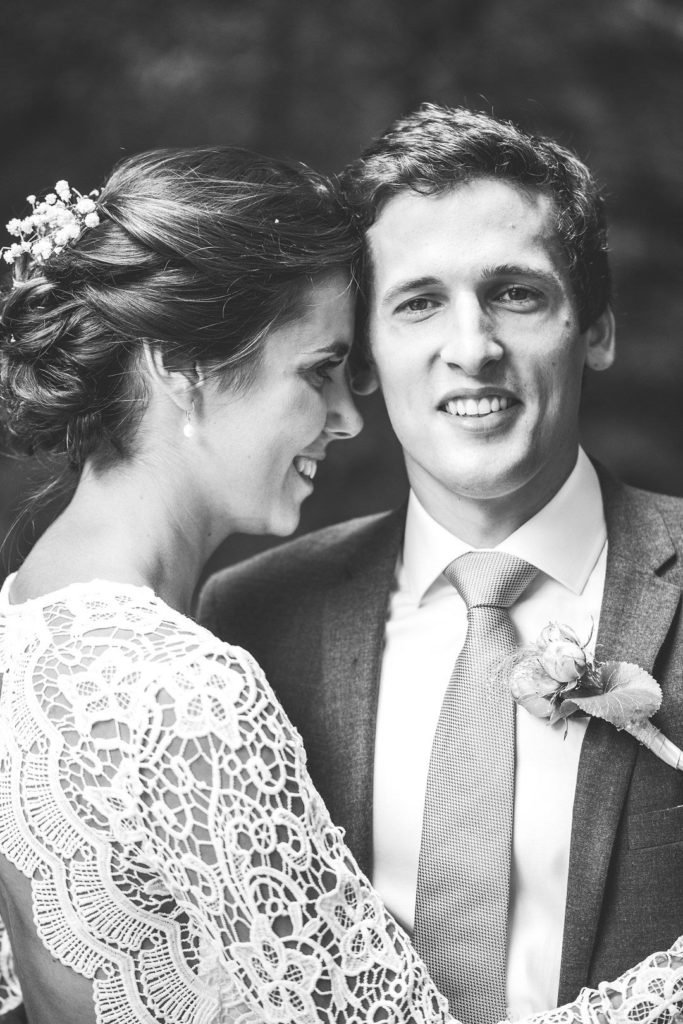 Une photo en noir et blanc d'une pose d'un couple de mariage