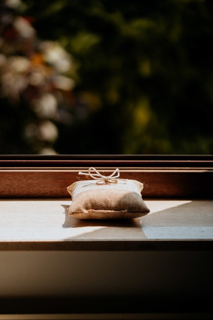 Gros plans sur des bagues de mariés