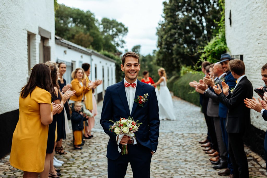First look d'un mariage au milieu d'une haie d'honneur