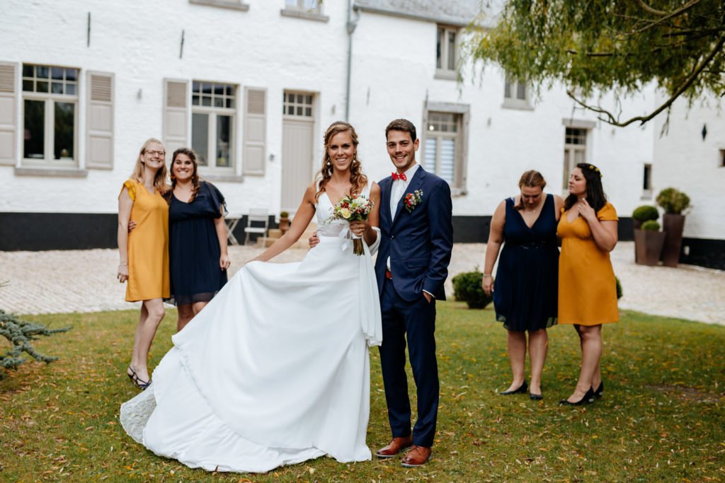 Idées de pose des témoins de la mariée avec le couple, séance photo par le photographe Maxime du Bus