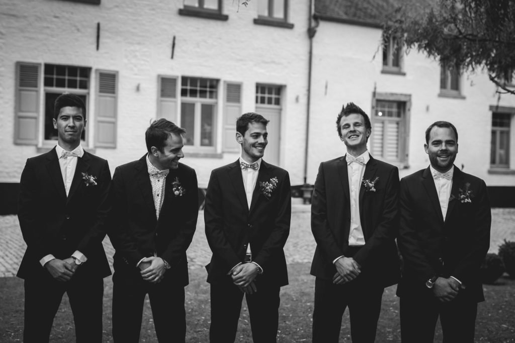 Les témoins de mariage qui posent avec les mains jointes, photo en noir et blanc