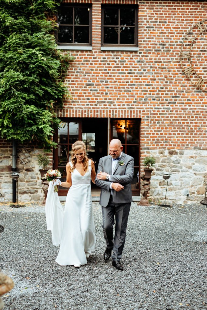 Entrée de la mariée lords d'une cérémonie laïque