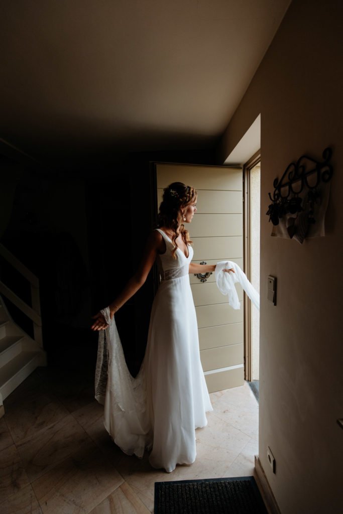 Une mariée avec sa robe de mariage lors des préparatifs