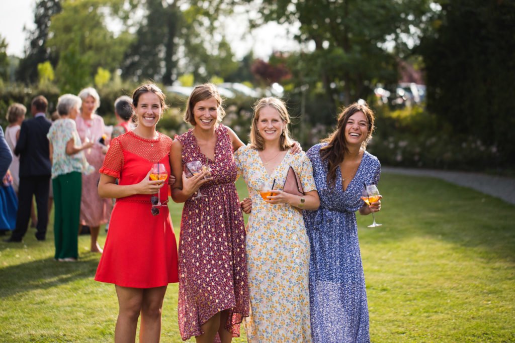 Témoins de mariage lors d'un réception dans un domaine