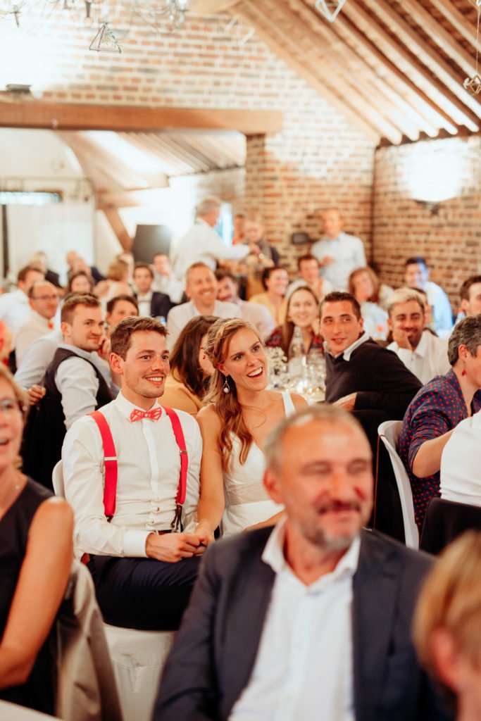 un couple de mariés lors d'un discours des témoins de mariage