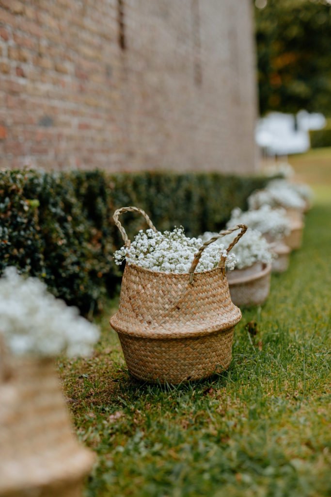 Une décoration de mariage, un bouquet de fleurs dans un panier en osier