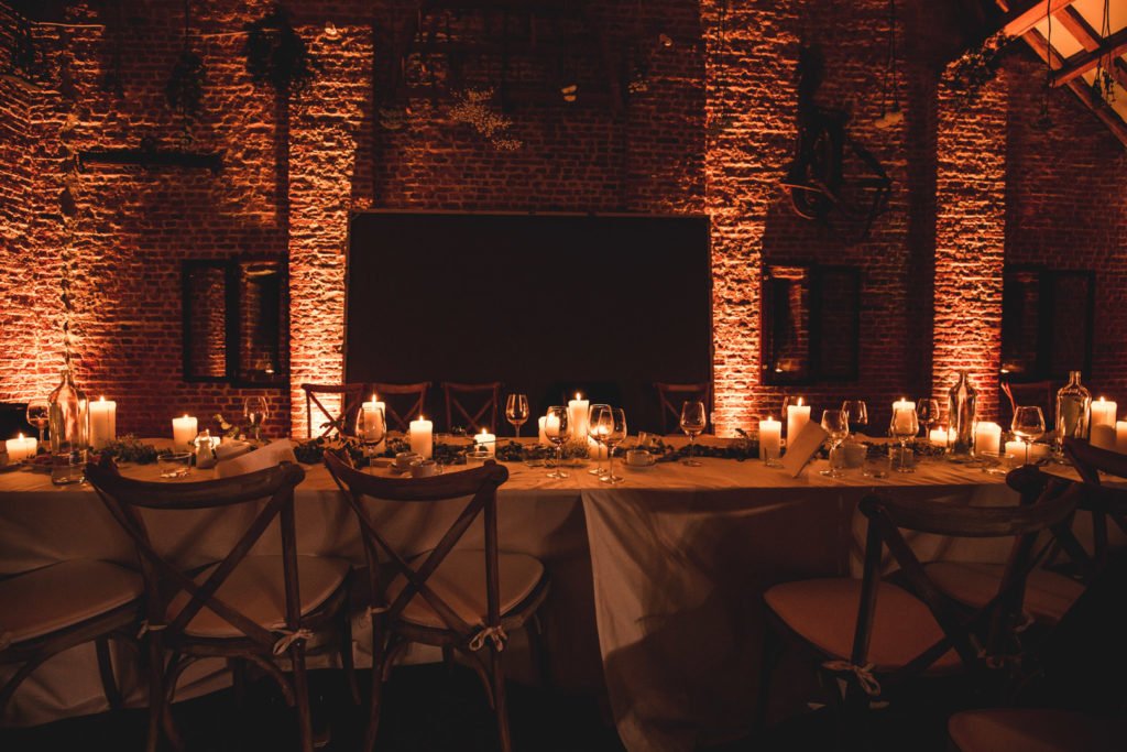 Une tablée avec des bougies