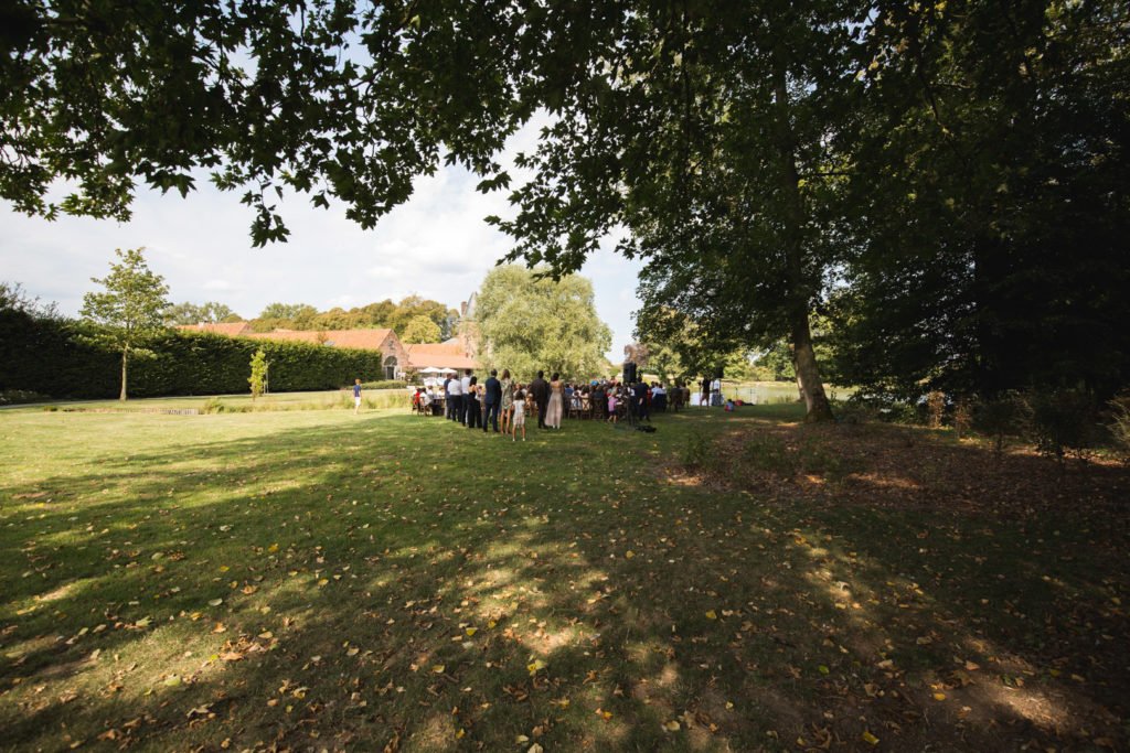 Une cérémonie laïque à l'extérieur lors d'un mariage