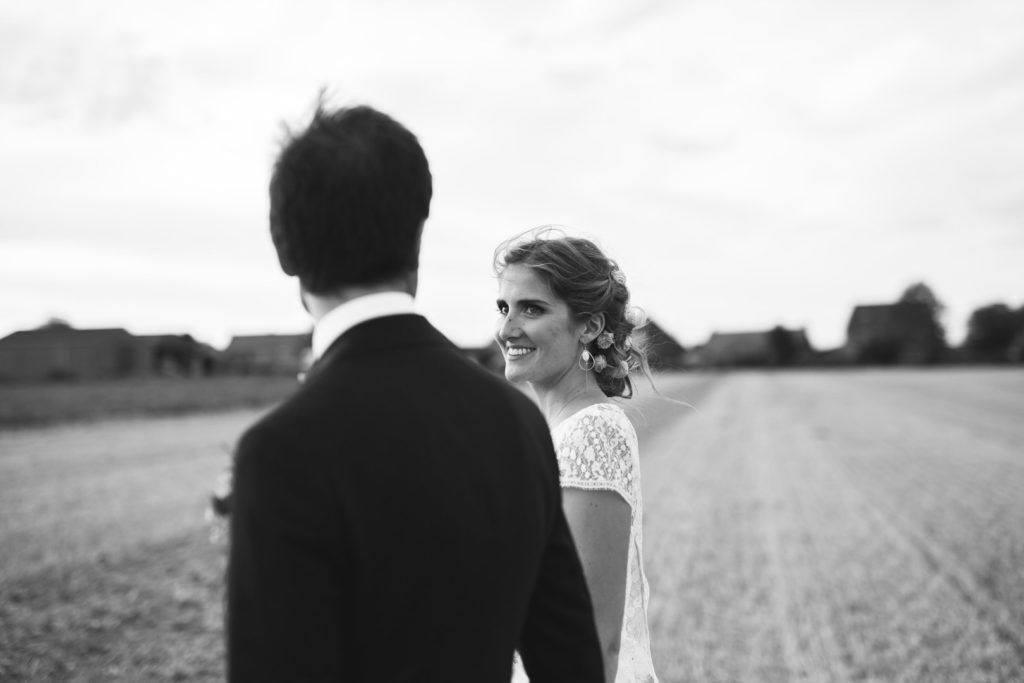 Mariés qui posent lors d'une séance engagement. Photo en noir et blanc