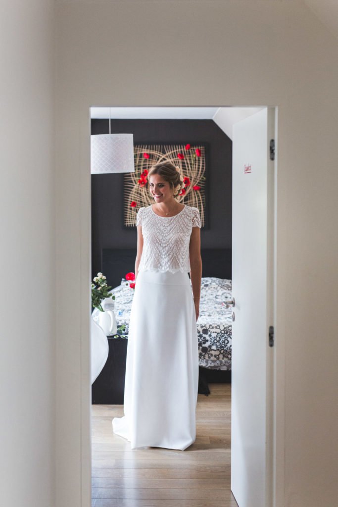 Une mariée avec sa robe de mariage lors des préparatifs