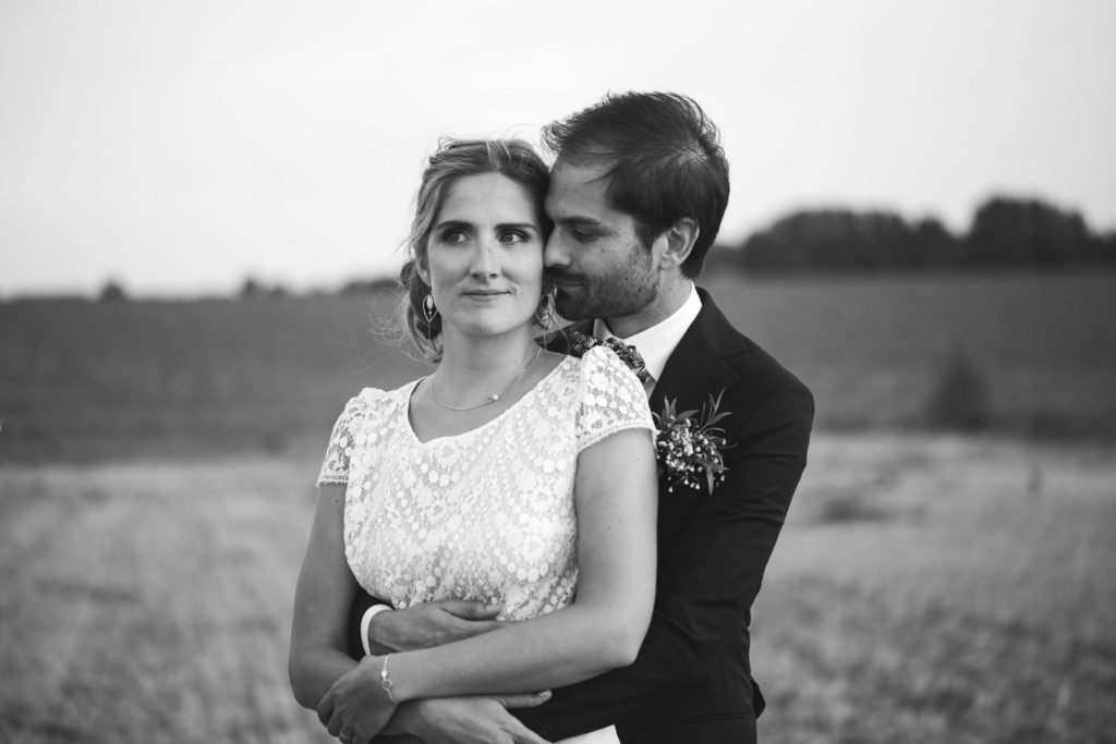 Mariés qui posent lors d'une séance engagement. Photo en noir et blanc