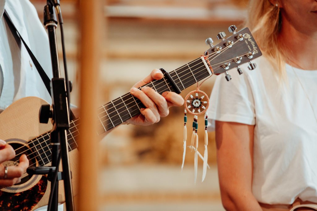 Guitariste dans une église lors d'un mariage religieux champêtre