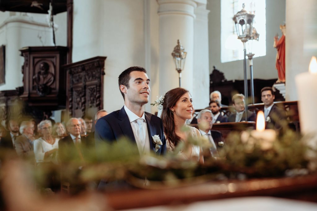 Un couple de mariés dans une église