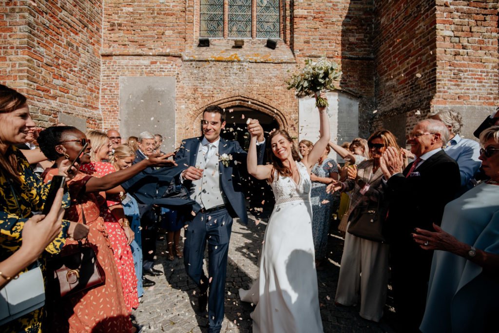 Un couple de mariés à la sorite de l'église