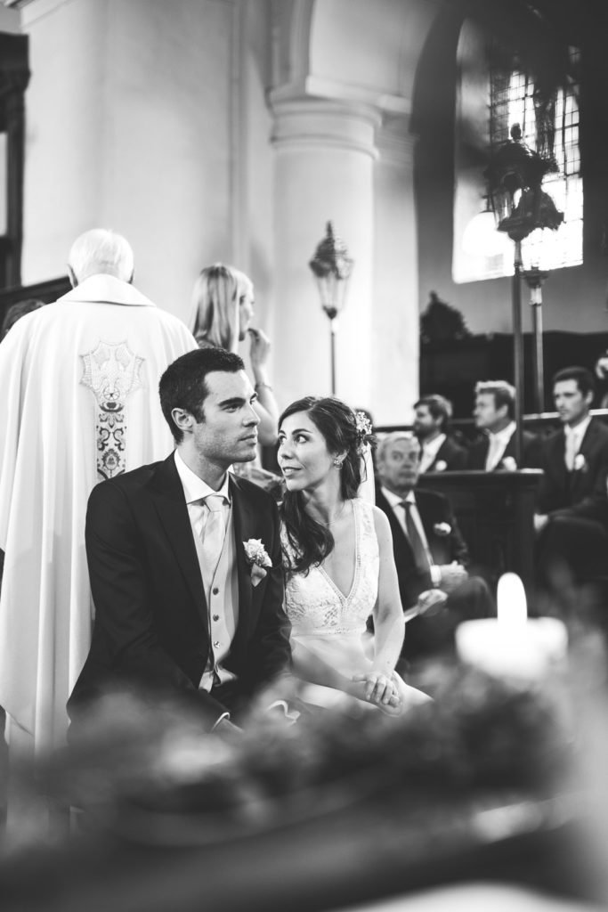 Un couple de mariés dans une église en photo noir et blanc