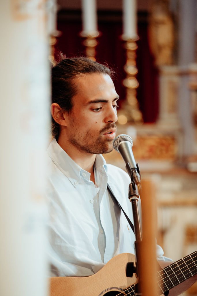 Un chanteur guitariste dans une église pour une célébration de mariage