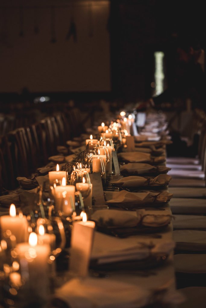 Une table de mariages avec des bougies